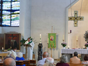 Heilige Messe mit Pfarrer Martin Fischer und Diakon Alexander von Rüden (Foto: Karl-Franz Thiede)